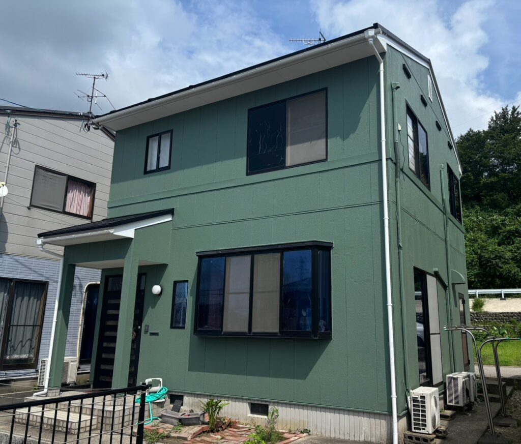 【白山市】外壁のひび割れ放置は危険｜雨漏りを防ぐ塗装工事の施工事例